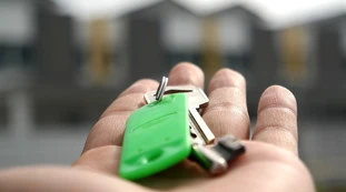 Condono immobiliare ammesso per le banche, per le famiglie no