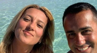 Luigi Di Maio e Virginia Saba, la foto che fa impazzire i fan: lei tenta di coprirsi il seno, ma... troppo tardi