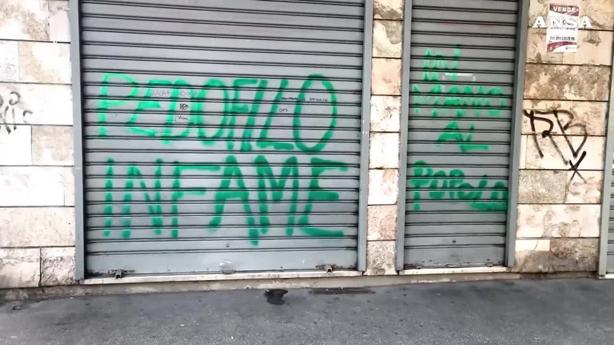 Molestie su 13enne a Torino, insulti sulle saracinesche del minimarket dell'indagato