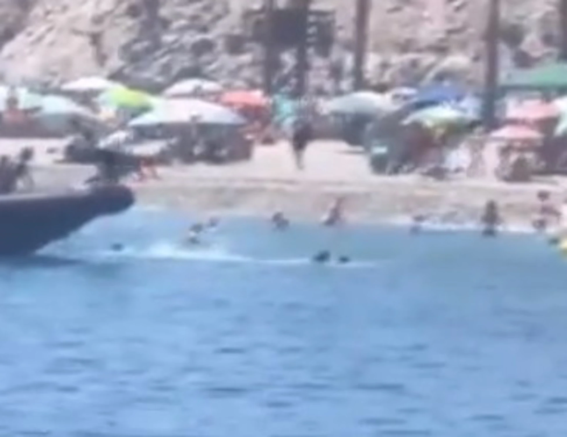 Spagna, immigrati sbarcano sulla spiaggia affollata: turisti sconvolti, il video