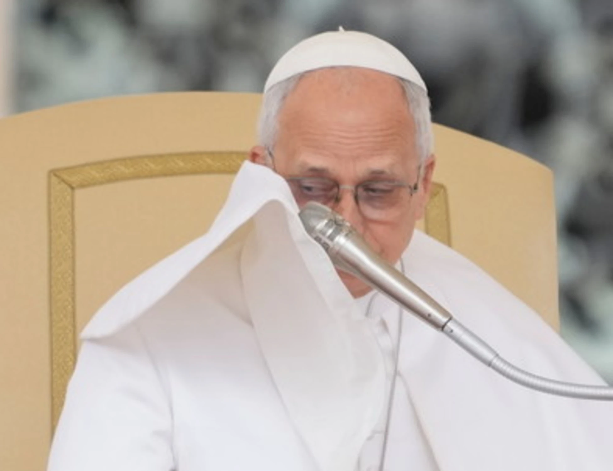Papa Leone telefona in banca, l'impiegata gli riattacca in faccia