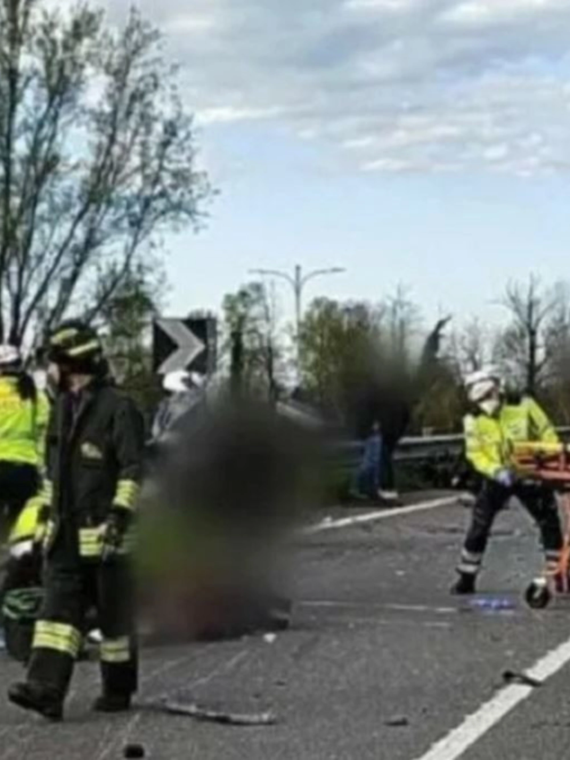 Brescia, auto travolge cinque moto: dramma sul Lago