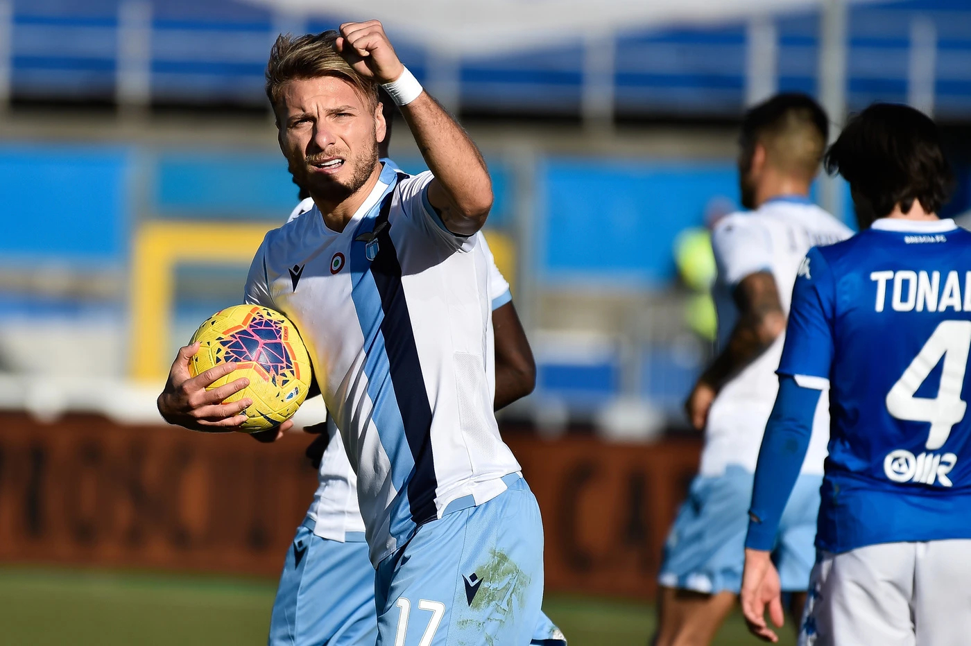La Lazio non si ferma più: 2-1 a Brescia, doppio Immobile dopo Balotelli. Al 91' la nona vittoria di fila
