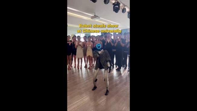 Un robot balla con gli studenti in un'università cinese