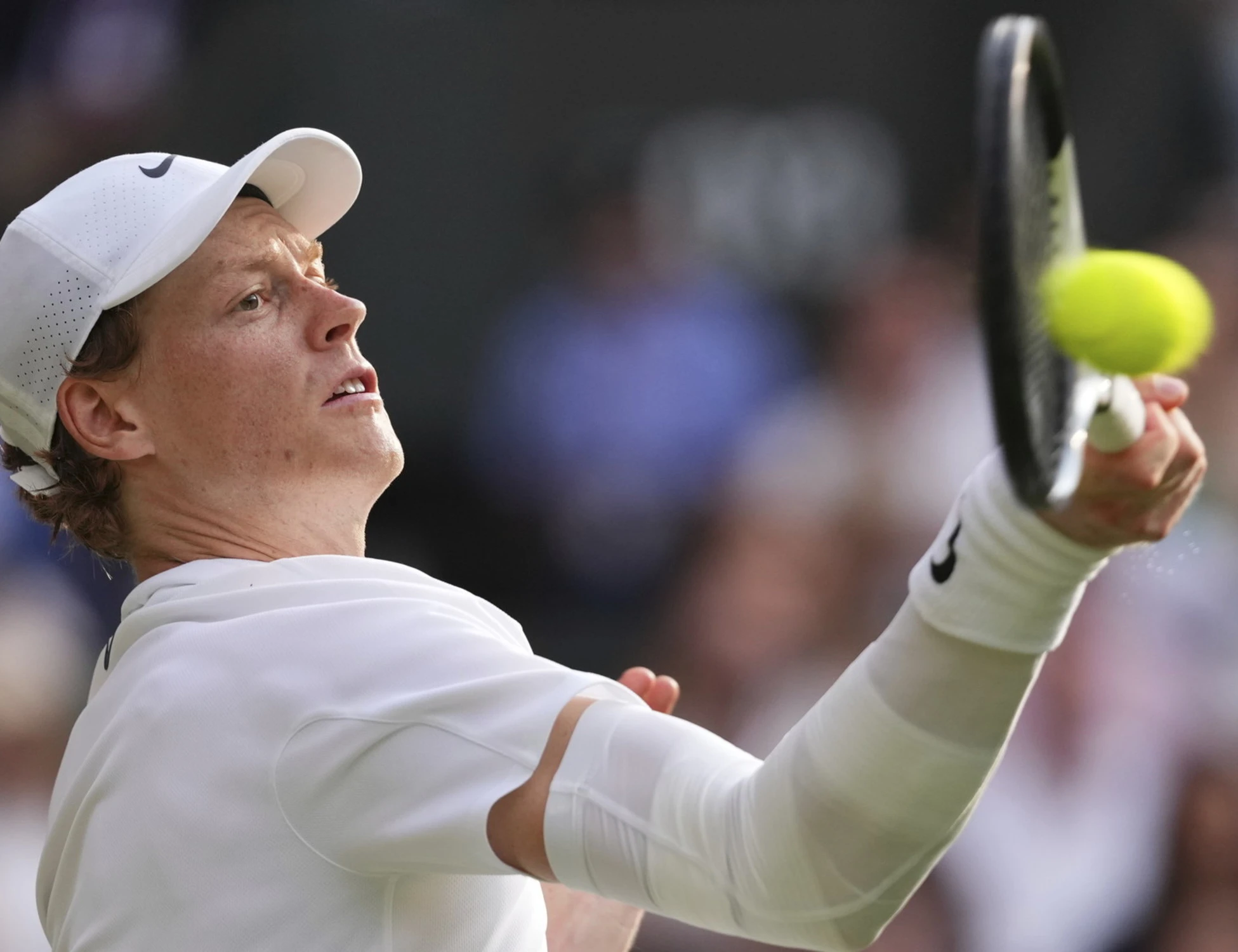 Jannik Sinner non molla la fascia al gomito. E spiazza tutti: la spiegazione