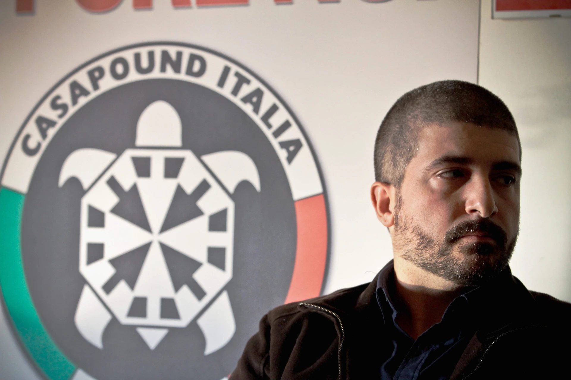 Casapound, la follia anti-fascista: i centri sociali danno la caccia a Simone Di Stefano
