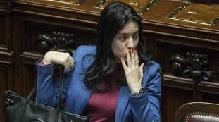Lucia Azzolina: "In arrivo 2,5 miliardi per la scuola". L'allarme dei pediatri: "Raffreddori, rischio banchi deserti"