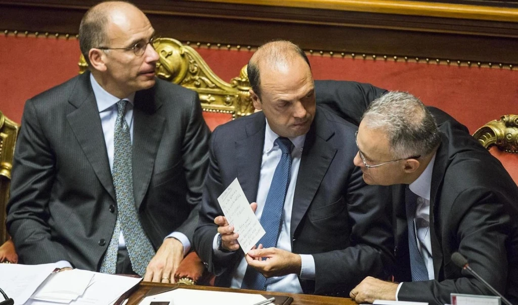 Senato, Berlusconi dà la fiducia a Letta. Poi il pianto