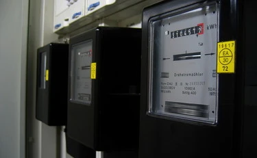 Energia elettrica, oggi è gratuita per sei ore: cosa c'è dietro (e perché non è solo una buona notizia)