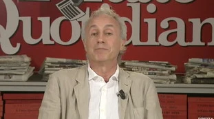 Otto e Mezzo, Marco Travaglio deriso da Lilli Gruber: occhio al gesto che fa ridere tutto lo studio