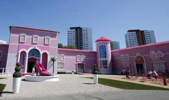 La casa di Barbie diventa realtàMa le femministe insorgono