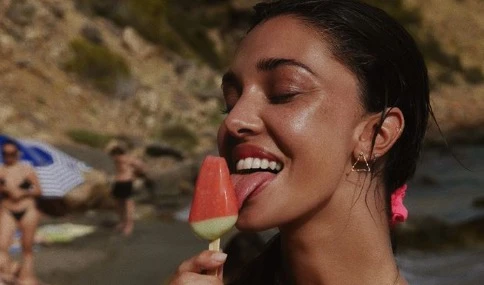 Belen Rodriguez lecca il gelato a forma di anguria e i fan impazziscono