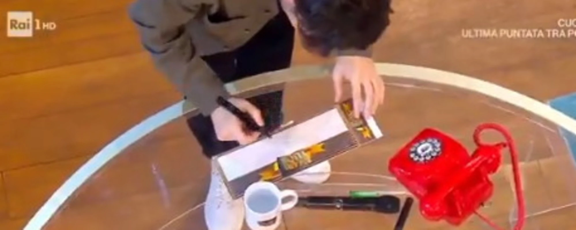 Cosa scrive <br />Ballerina: <br />cala il gelo