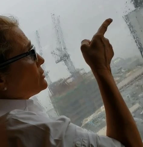 Heather Parisi a Hong Kong nel cuore dell'uragano mortale, il video pericolosissimo: "Rischi la vita"