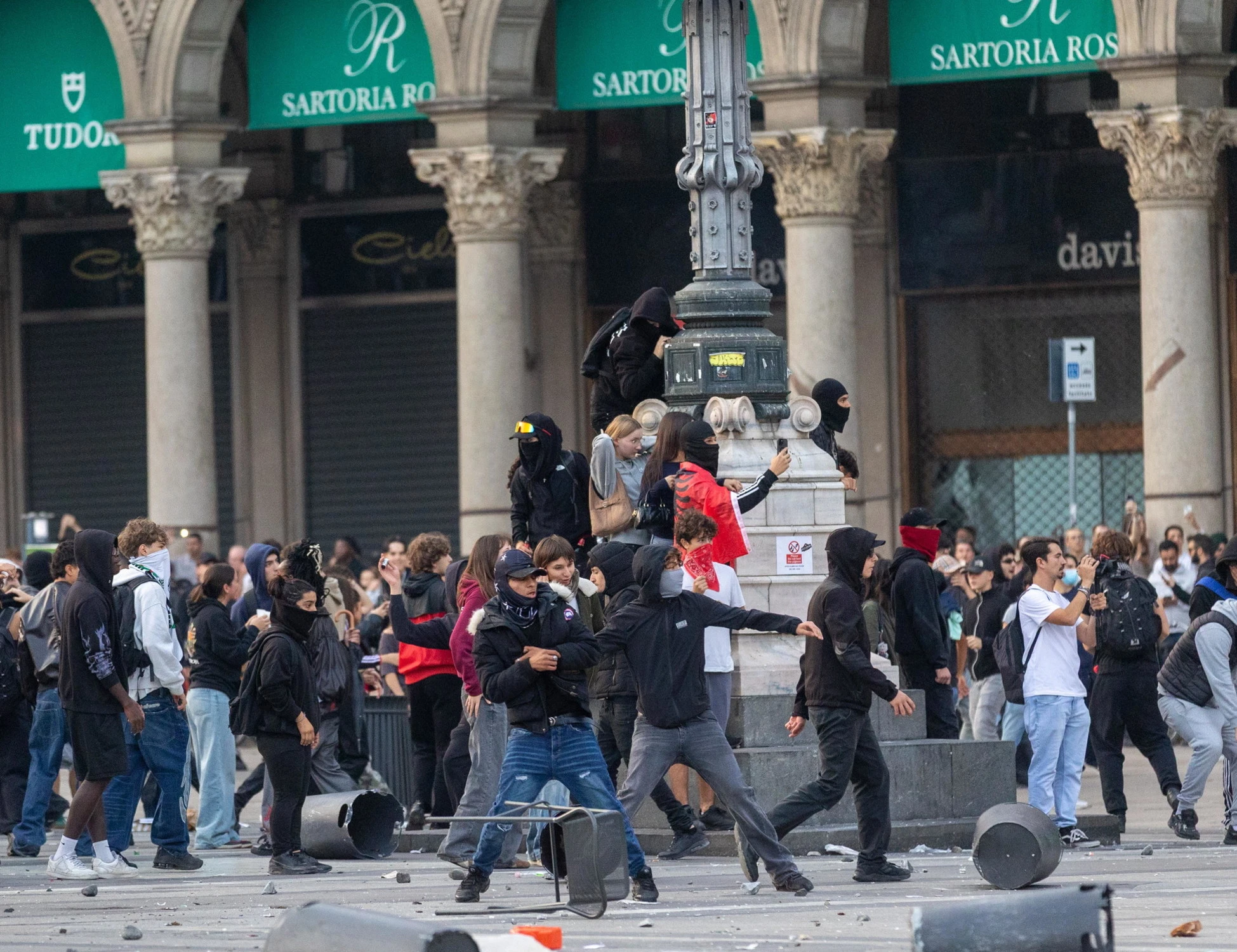 Cossiga aveva previsto il futuro? Milano e Torino bruciano, l'Italia riscopre l'allarme sul terrorismo rosso