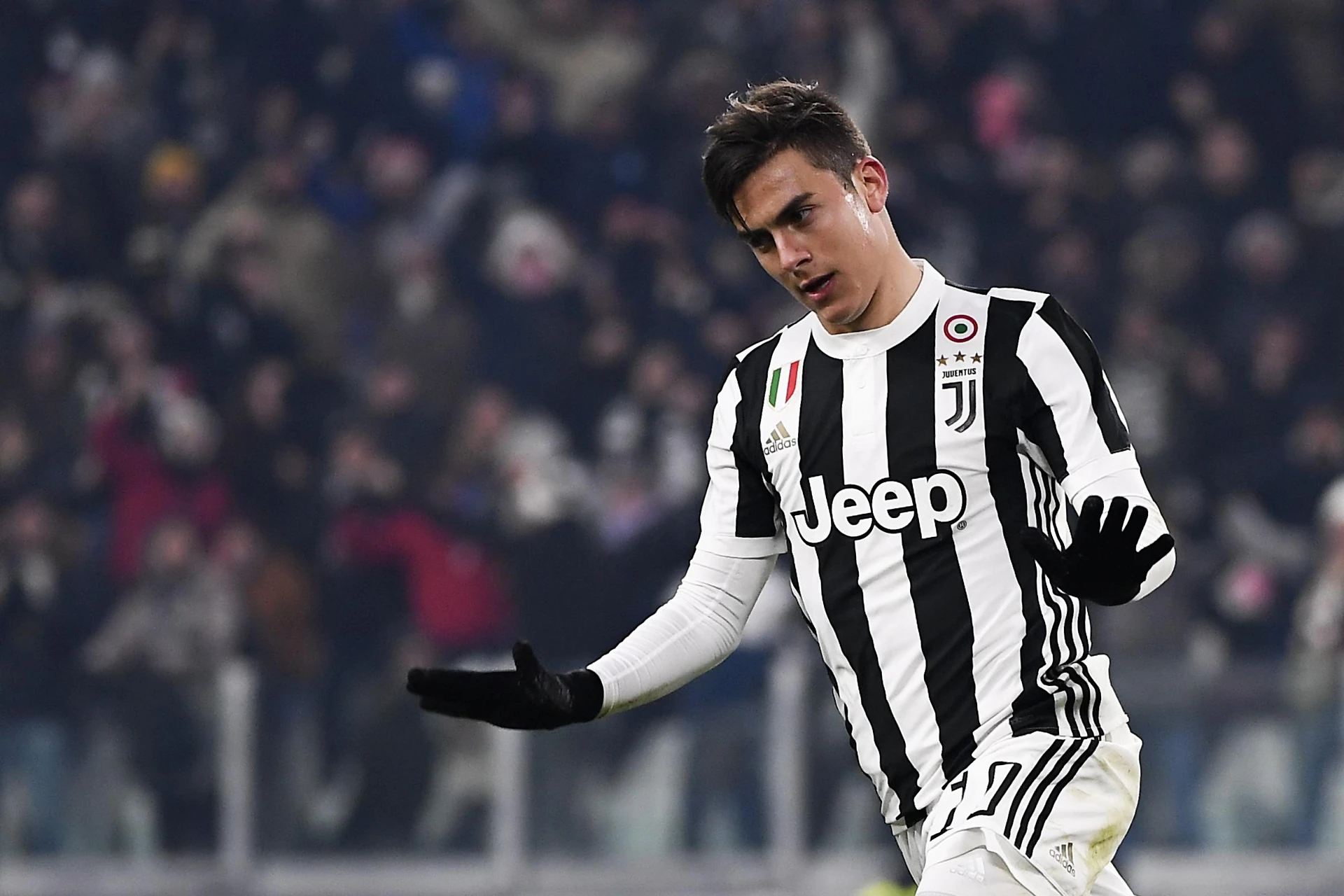 Dybala scaccia le chiacchiere, show in Coppa Italia: la Juve travolge 2-0 il Genoa, sarà derby