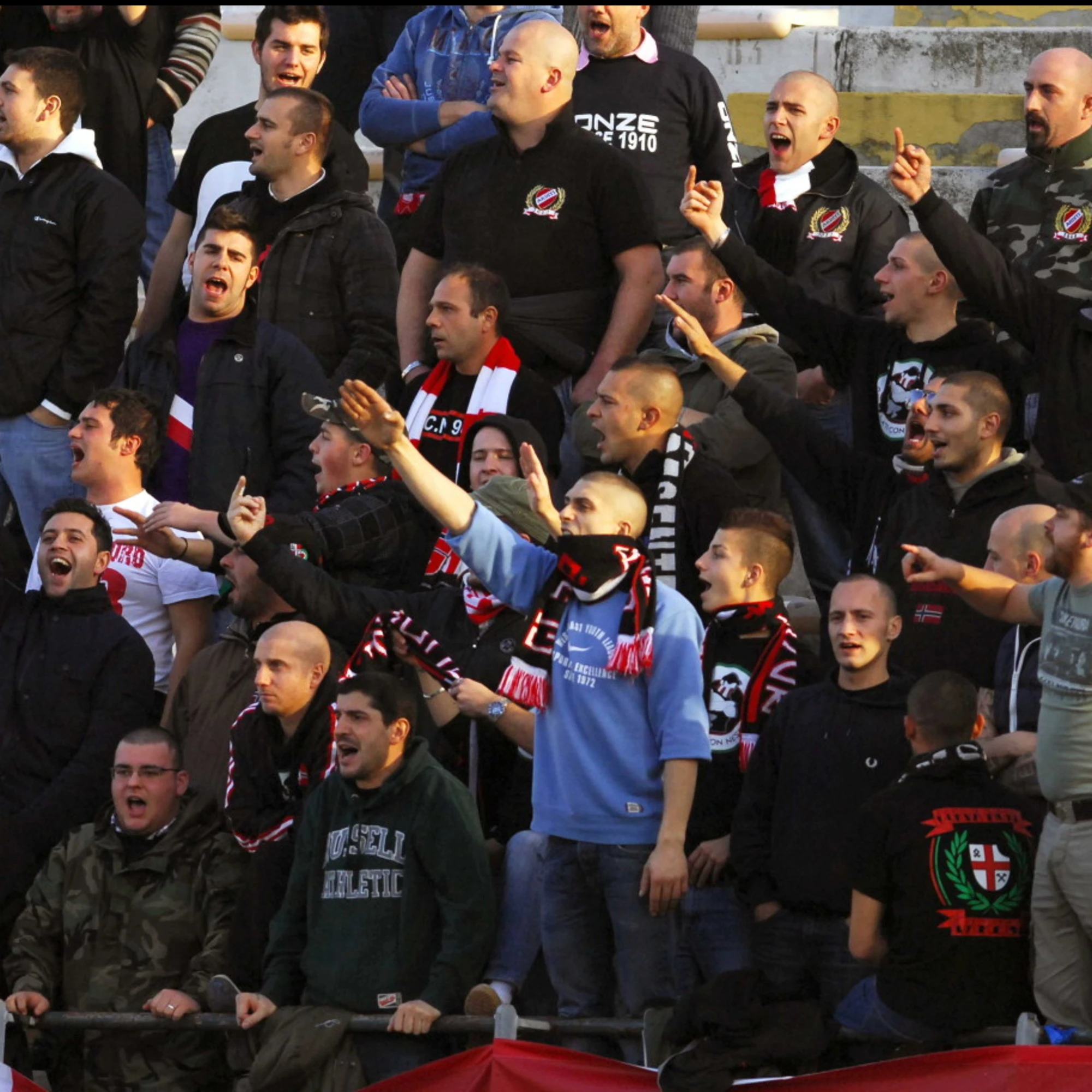 Il saluto romano fatto allo stadio non è reato