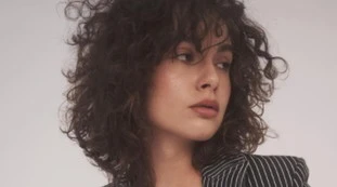 Madame: "Un elogio agli uomini, perché vi ringrazio". Ma è vietato: massacrata dalle femministe, siamo al delirio totale