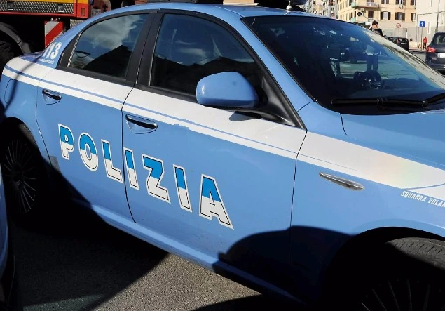 &quot;Negra di m..&quot;, &quot;ti faccio abortire&quot;. Orrore sul bus, donna incinta insultata