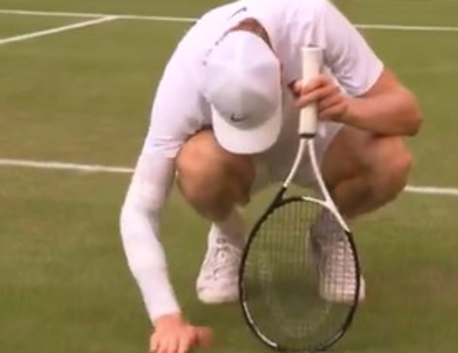 Sinner crolla a terra, il gesto della mano: Wimbledon, mai visto così