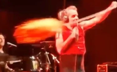 Piero Pelù, delirio sul palco: fa roteare lo scalpo di Donald Trump