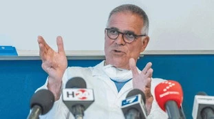 Alberto Zangrillo "espulso dall'ordine dei medici". Dino Giarrusso, in diretta: "Questi luminari infallibili..."