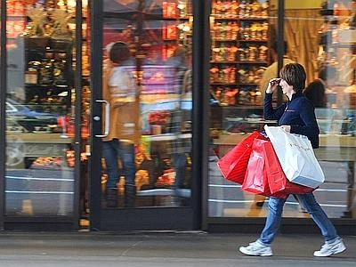 La crisi e le rinunce degli italiani: nel 2013 meno abiti, svaghi e tecno