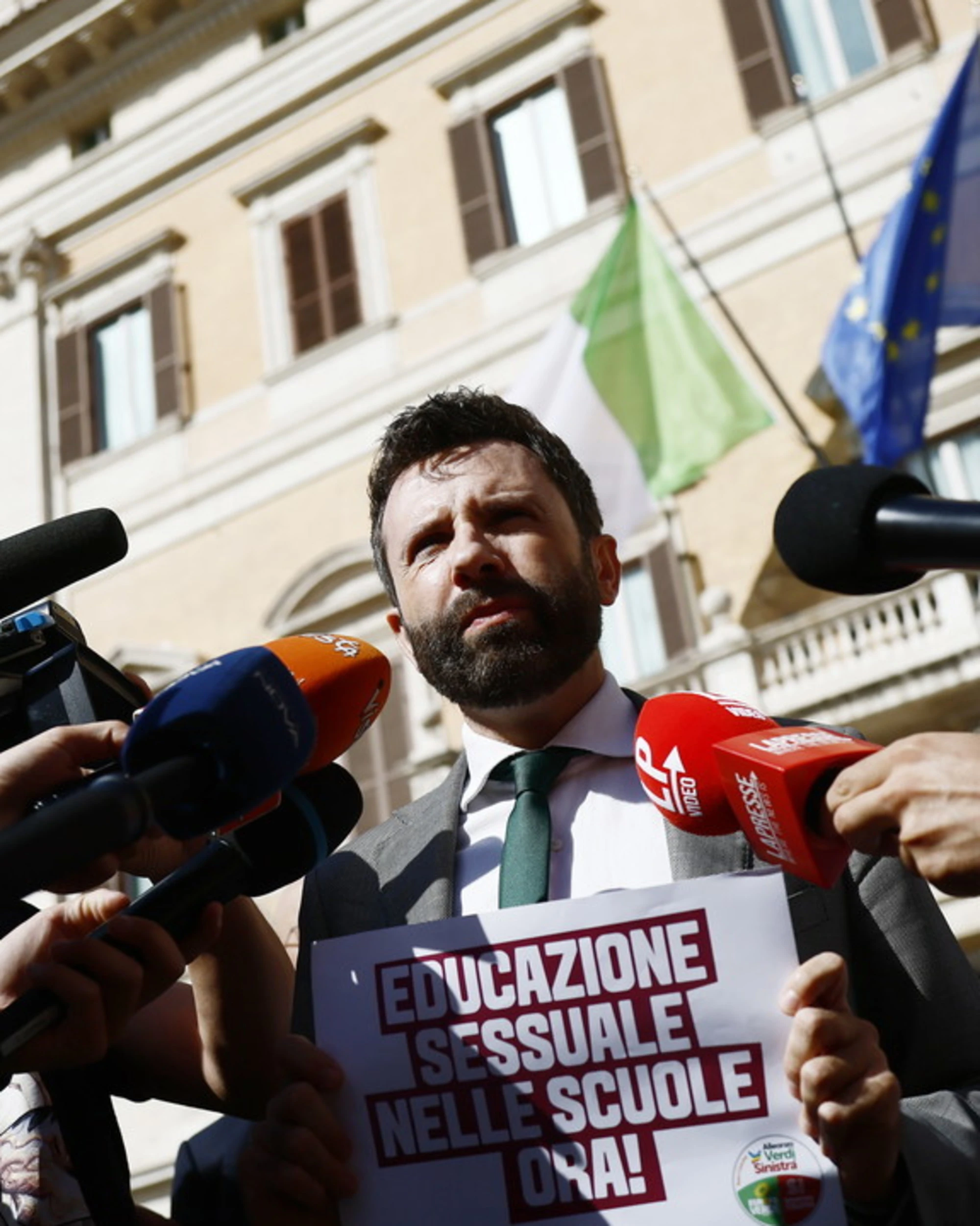 Sinistra a caccia dei voti animalisti: 3 giorni di permesso se muoiono cane e gatto
