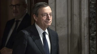 Striscia la Notizia, "tutti ai piedi di Mario Draghi": come si umiliano i partiti, un video devastante