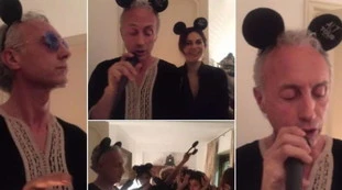 Marco Travaglio attacca e Dagospia lo imbarazza: le foto compromettenti della "festa con fanciulle"