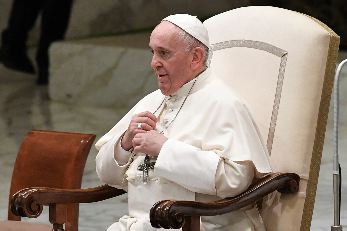 Papa Francesco contro sovranisti e legittima difesa: "Mi ricordano Hitler", bomba su Salvini e Meloni?