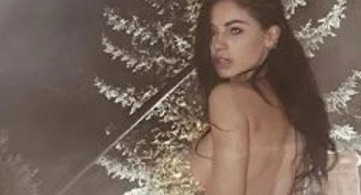 Giulia De Lellis indossa soltanto un perizoma: una foto spettacolare in piscina