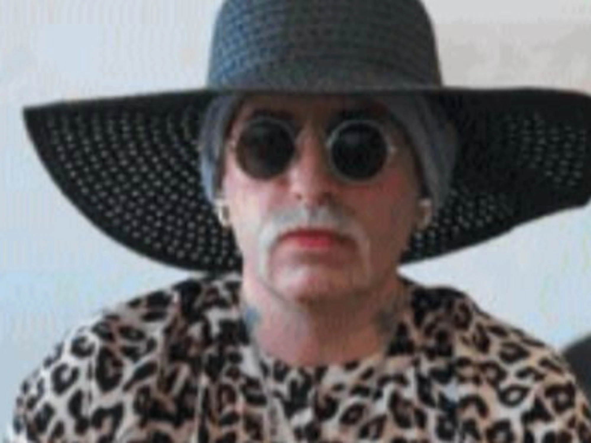 Neonazi decide di essere una donna: devono mandarlo nel carcere femminile