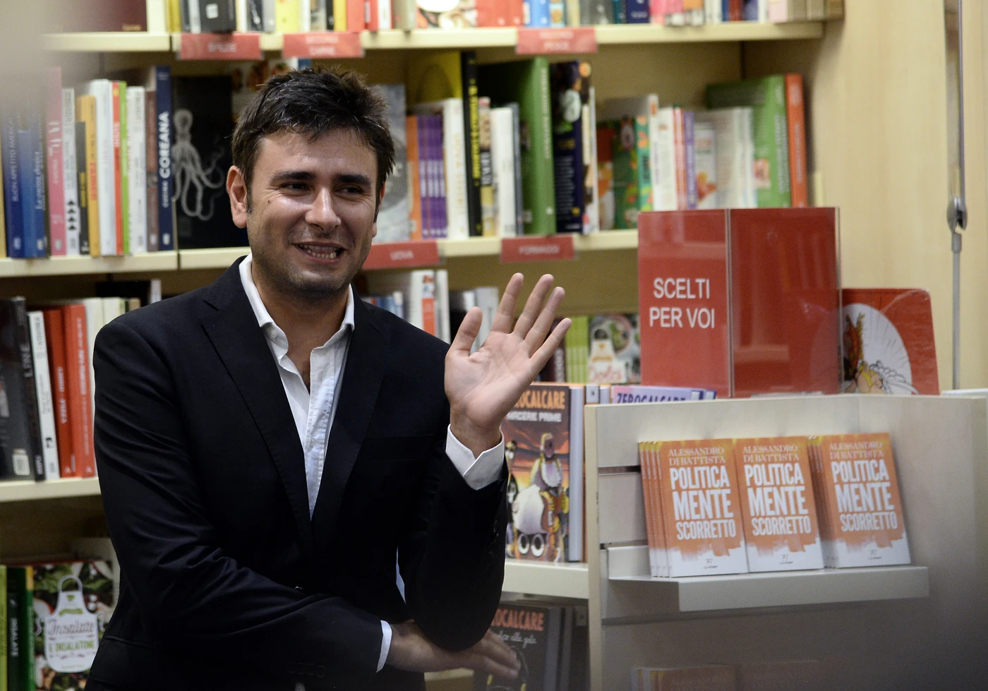 Alessandro Di Battista umiliato ancora da Luigi Di Maio: "Quello che va in giro a presentare libri"