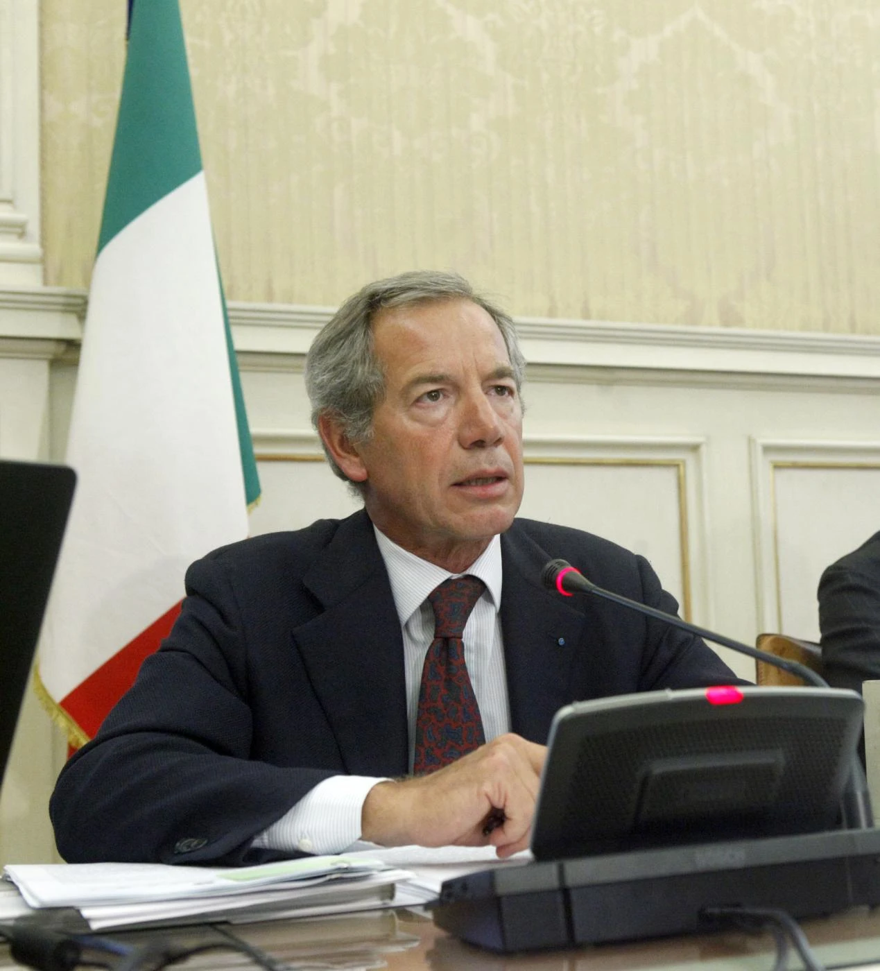 Disastro di Bertolaso. Quella sua frase sui rom, e il centrodestra esplode