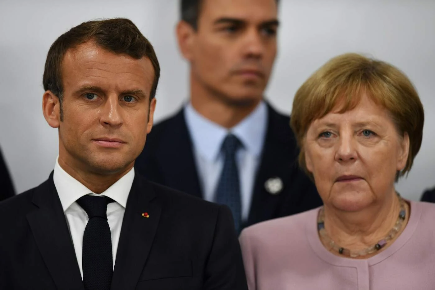 Emmanuel Macron ed Angela Merkel, intrigo per papparsi le poltrone europee: il retroscena