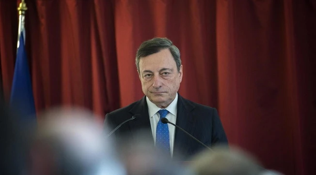 Mario Draghi, le voci sul ricatto dell'alta finanza: "Se non resta a Palazzo Chigi, addio ai miliardi del Pnrr"