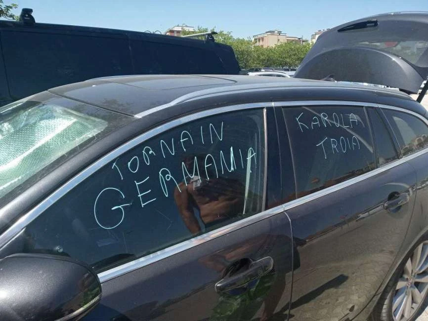 Carola Rackete, auto tedesca vandalizzata "per vendetta" a Ferrara: "Tro***, torna a casa"