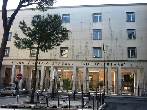 Legge in classe libro su sesso gay: prof denunciato