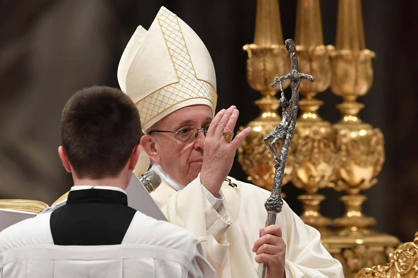 Papa Francesco, "il colpo basso di Dio": la strana benedizione Pasquale