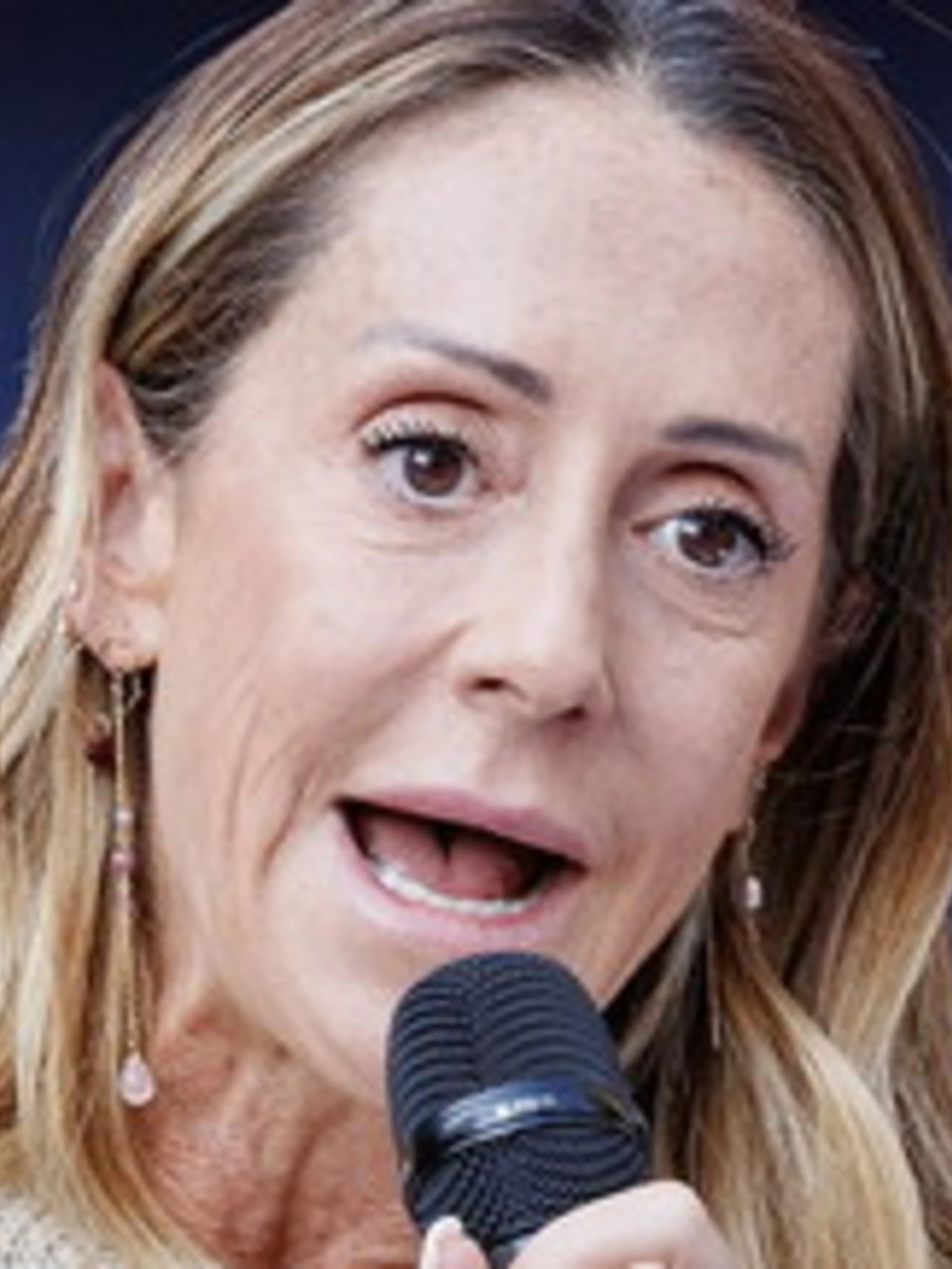 Arianna Meloni lancia Acquaroli: "Mani pulite e scarpe sporche di fango", bordata al Pd