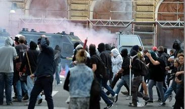 Roma, lanci di sassi e uovaIl corteo in mano ai violenti