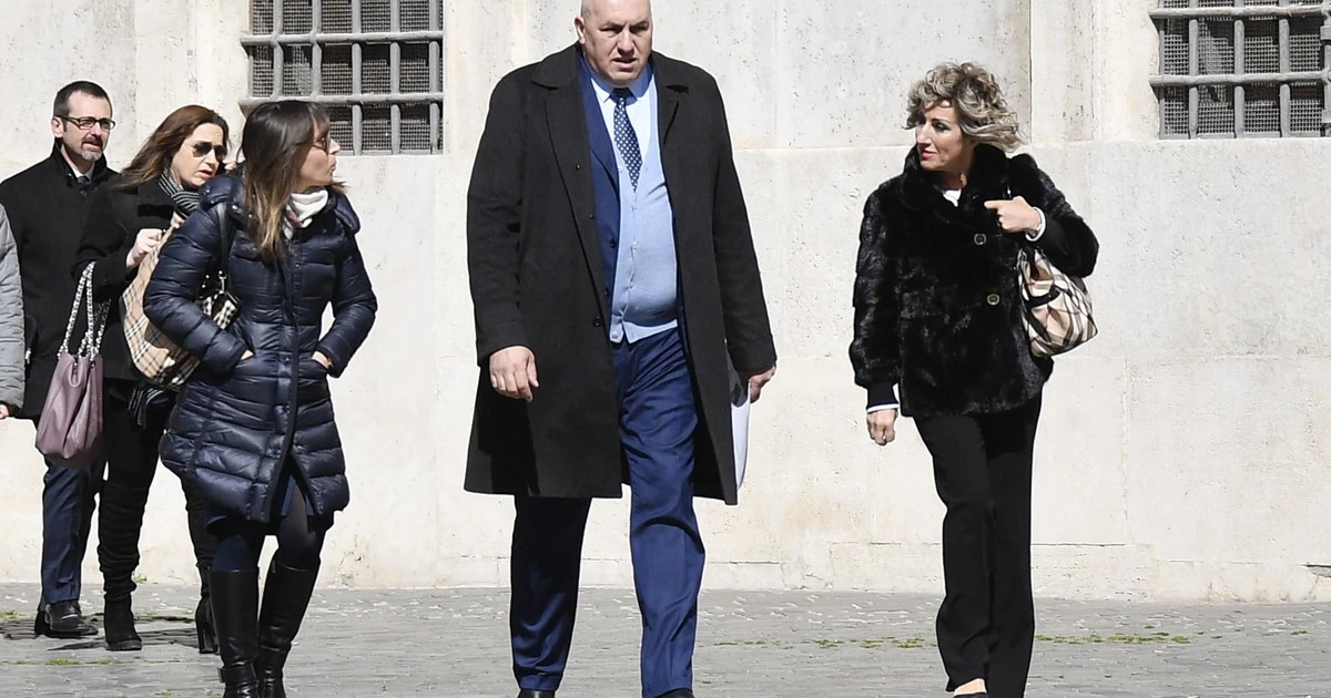 Guido Crosetto sbotta e si scatena l'inferno: "Ignorante, studia, mi paghi..."