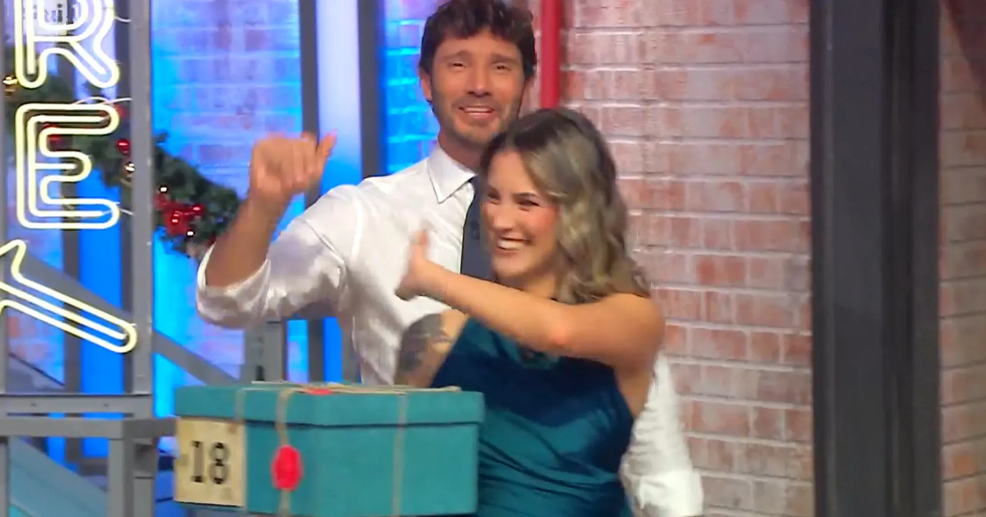 Affari Tuoi, Micol e il tatuaggio "bollente": scandalo in polizia?