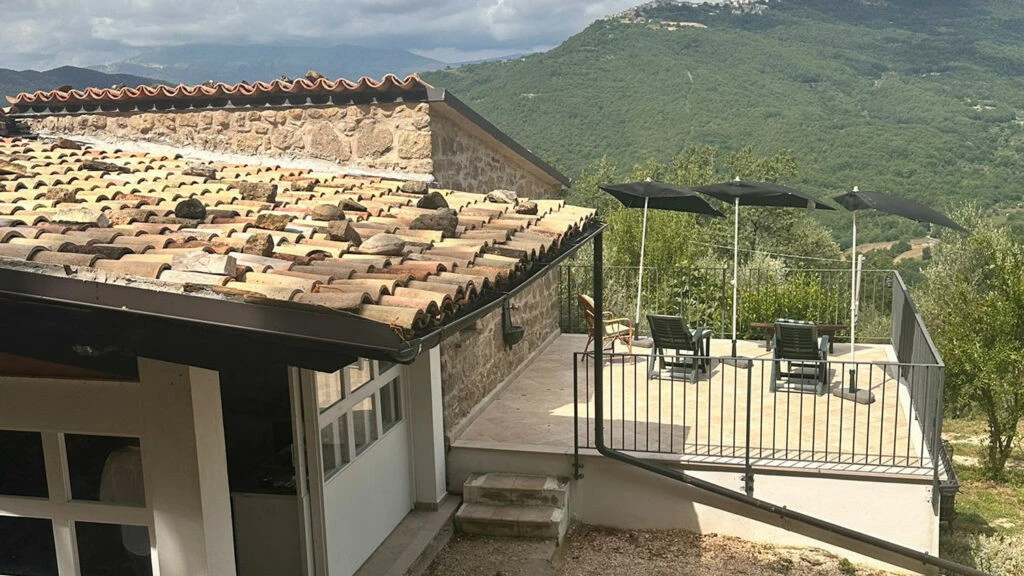 Famiglia nel bosco, "sì" alla casa offerta gratis: ecco le foto. Tutto torna...