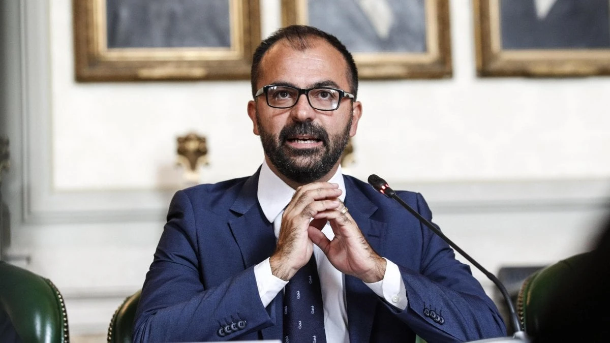 Lorenzo Fioramonti contro Luigi Di Maio: "Basta pensare a Salvini, ecco cos'è il M5s"