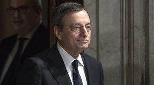 Mario Draghi, il dettaglio notato dai deputati durante il voto di fiducia: "A lui il premio vescica di ferro"