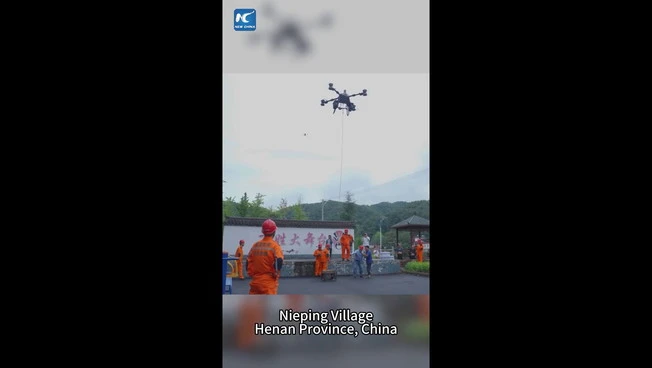 Cina, drone per carichi pesanti consegna rifornimenti a villaggio alluvionato