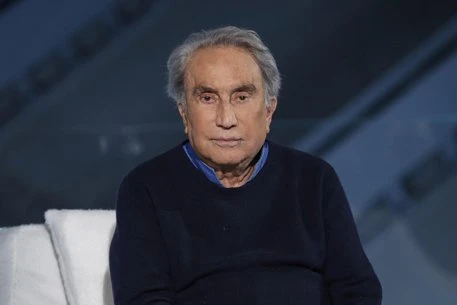 Emilio Fede dopo la caduta querela l'amministratore: "Sono sfigurato, ho quasi perso un occhio"