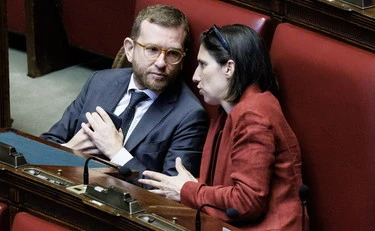 Schlein, piano Pd contro il caro-benzina: "Tassa sugli extra-profitti delle società energetiche"